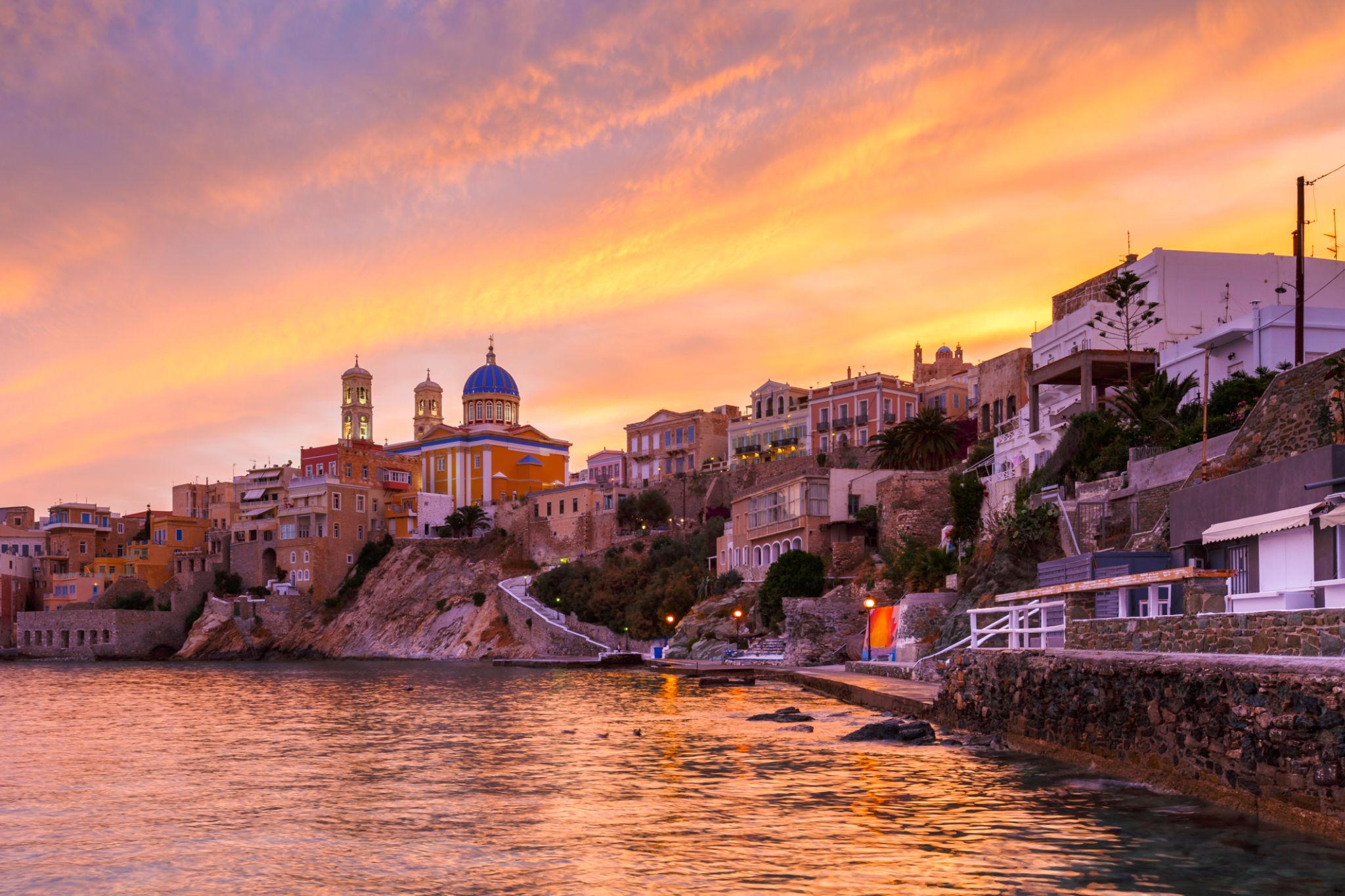Τα Καλύτερα Καλοκαιρινά Μέρη για Διακοπές στη Σύρο. Ένας Premium Οδηγός για να Ανακαλύψετε το Αρχοντικό Νησί των Κυκλάδων