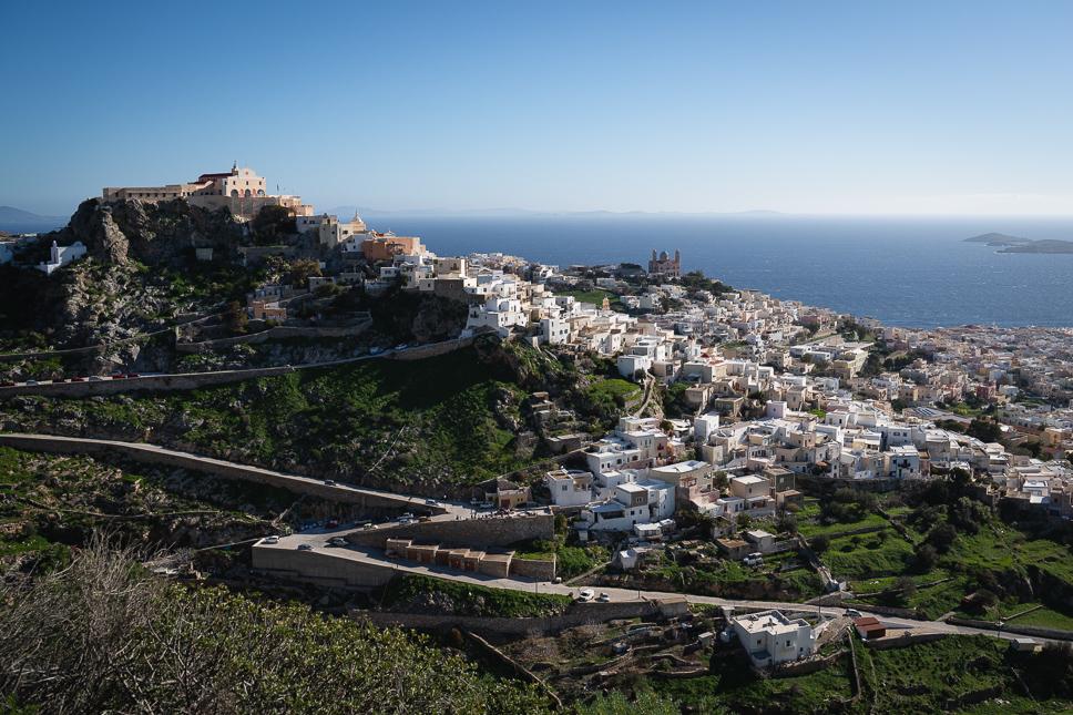 Τα Καλύτερα Καλοκαιρινά Μέρη για Διακοπές στη Σύρο. Ένας Premium Οδηγός για να Ανακαλύψετε το Αρχοντικό Νησί των Κυκλάδων