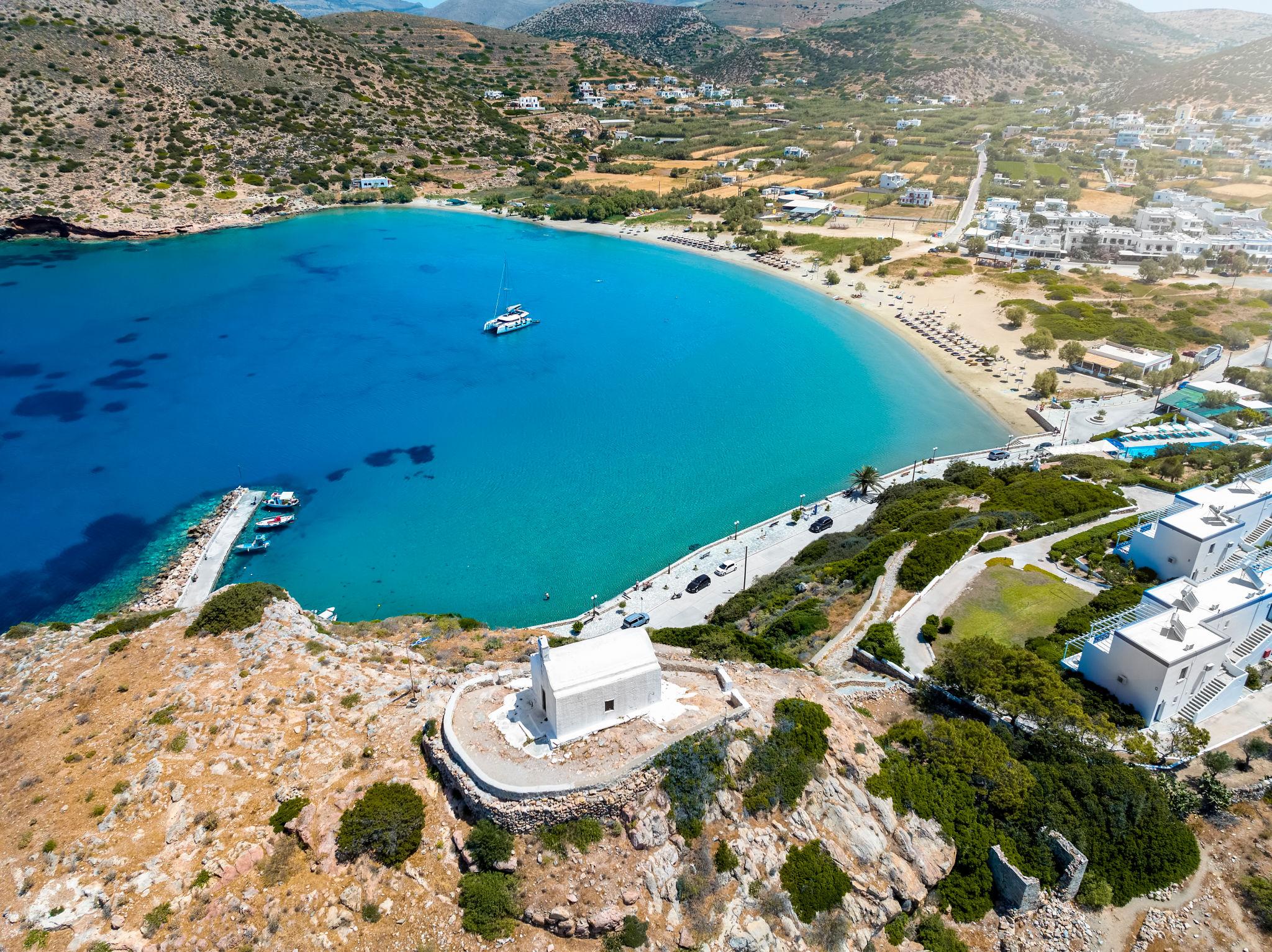 Τα Καλύτερα Καλοκαιρινά Μέρη για Διακοπές στη Σύρο. Ένας Premium Οδηγός για να Ανακαλύψετε το Αρχοντικό Νησί των Κυκλάδων